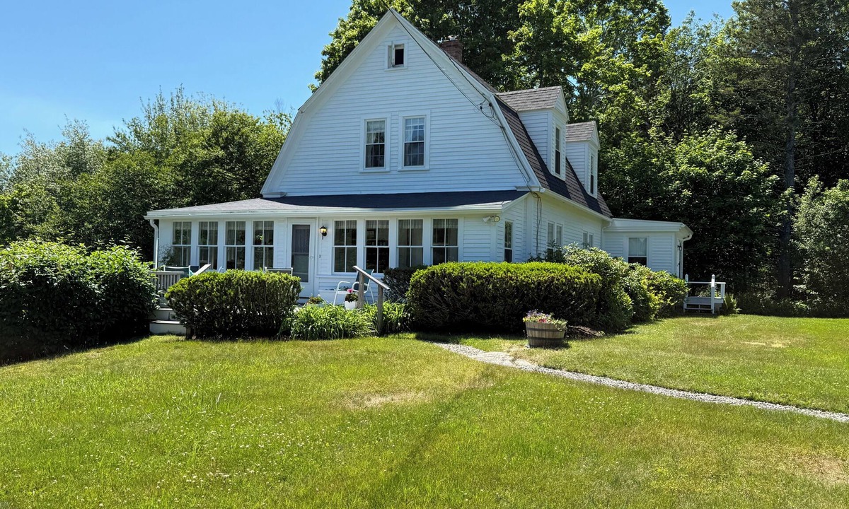 Brooklin House | Classic 4-Bedroom Home Overlooking Center Harbor in Brooklin