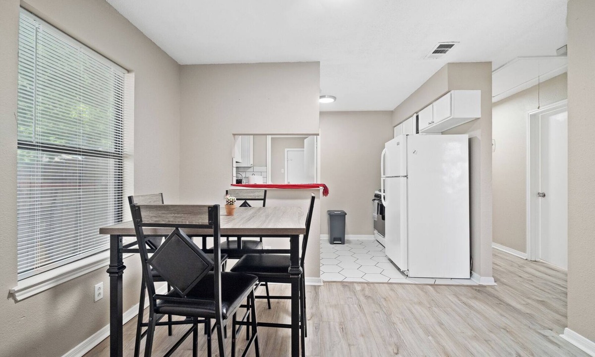 Eastside Promise Neighborhood House | Clean Cozy Home Near Downtown & Fiesta! - accommodates up 8 guest!