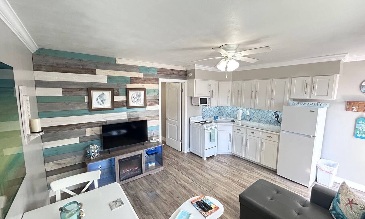 Bay Esplanade Apartment | Clearwater Beach Chic 1BR Suite in Boutique Motel just steps away from the sand