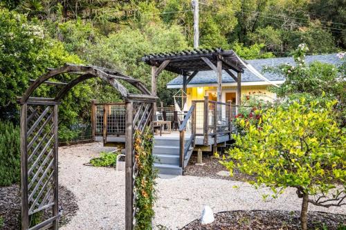 Cloverdale House | Cloverdale Creekside Retreat