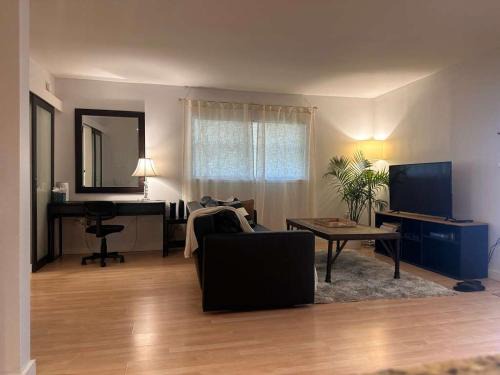 Oakford Park Apartment | Comfortable Central Escape 8 Minutes to Downtown