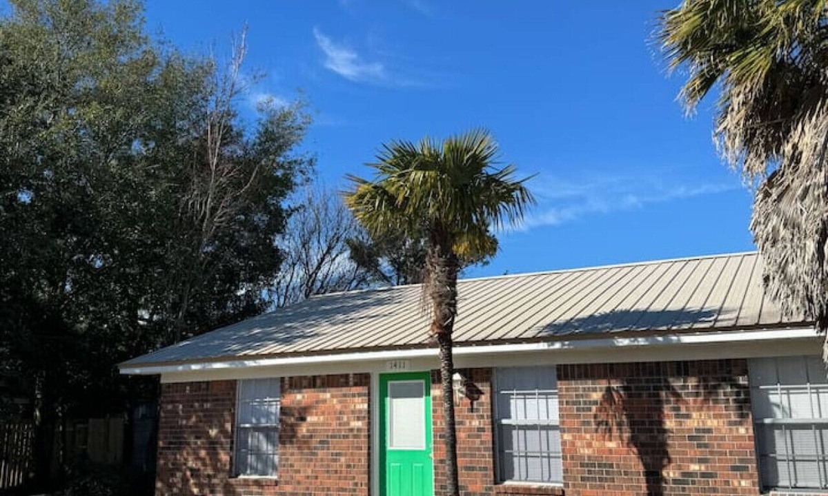 Gulf Breeze Villa | Comfy & Close to Beach
