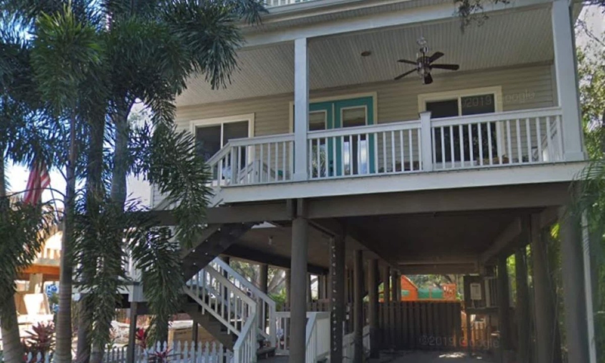 Dunedin House | Condor Nest-private home-walk to downtown & the water! New heated POOL!