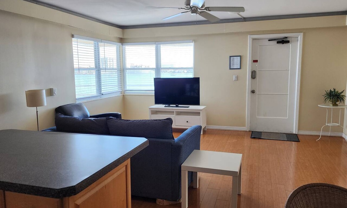 Bay Esplanade Apartment | Cozy 1 Bedroom Getaway Walk to Clearwater Beach