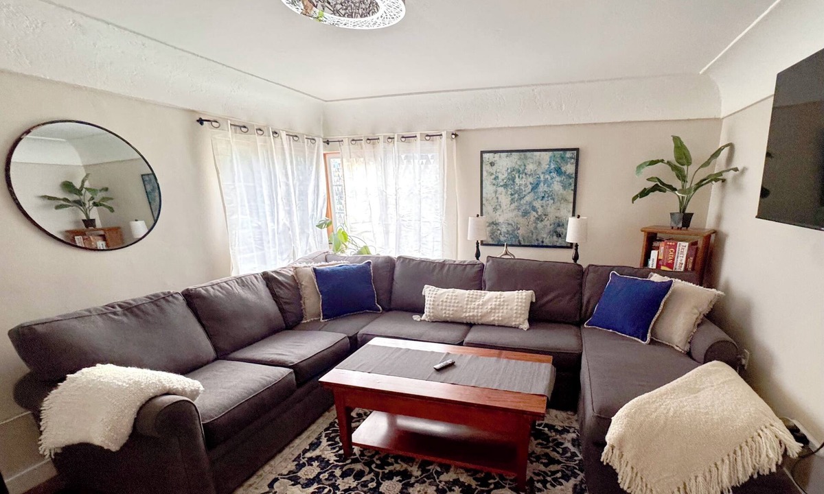 Downtown Vancouver Apartment | Cozy 2-bedroom apartment in Vancouver walk/bike distance to pubs/shopping!