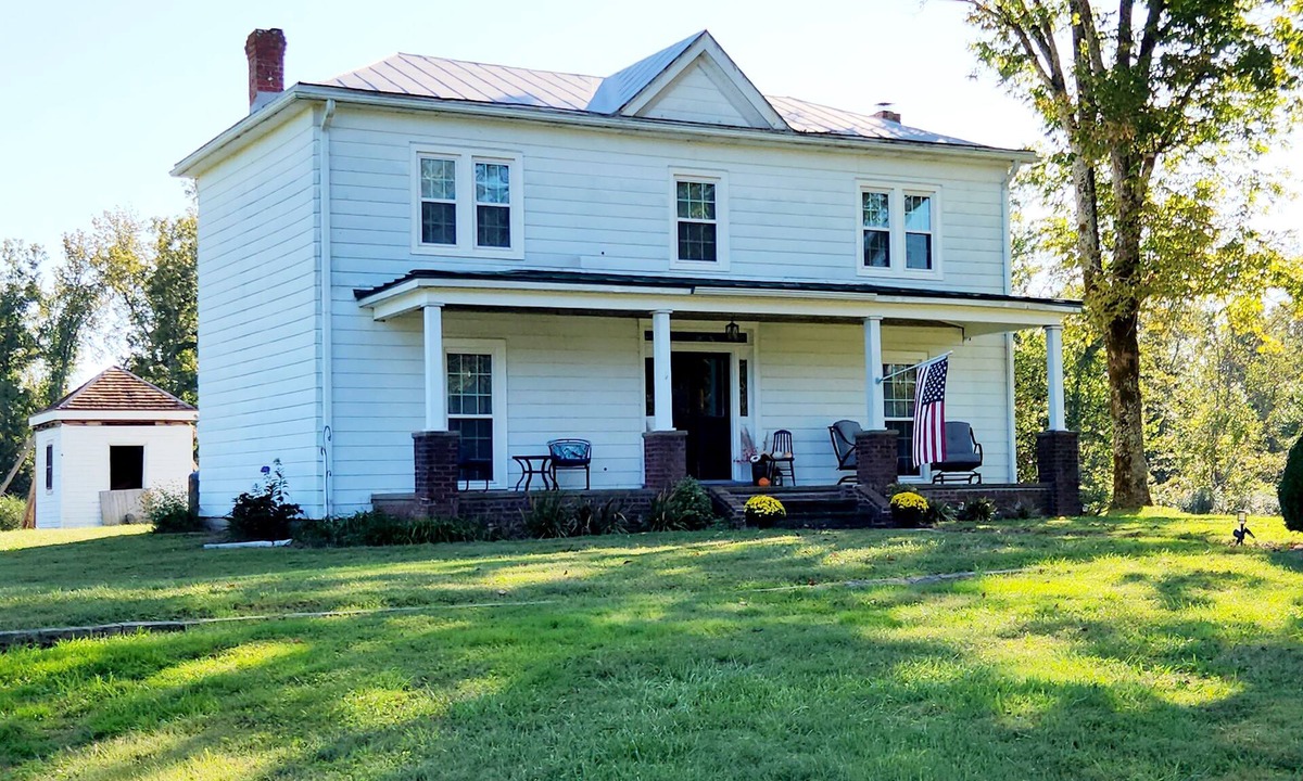 New Kent House | Cozy 2-bedroom farmhouse on 12 acres in New Kent County just 7 miles off of I64