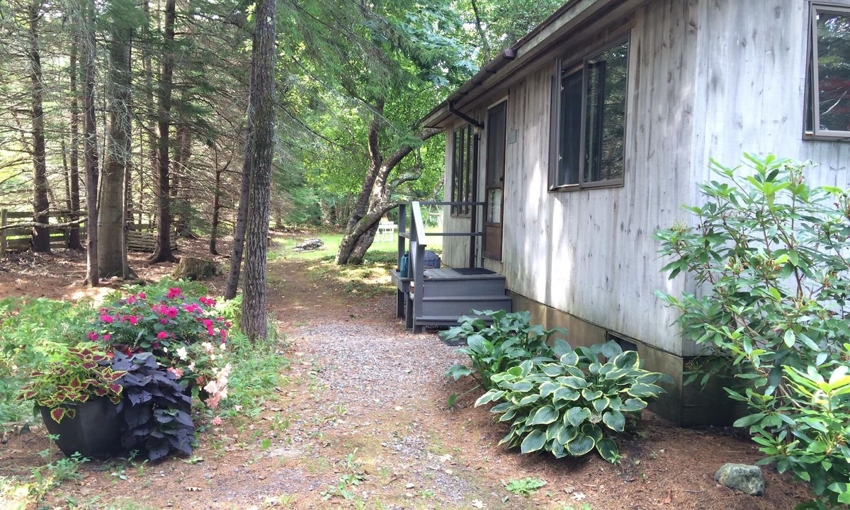 Southwest Harbor Cottage | Cozy cottage in woods, 5-min walk to ocean & town of SWH