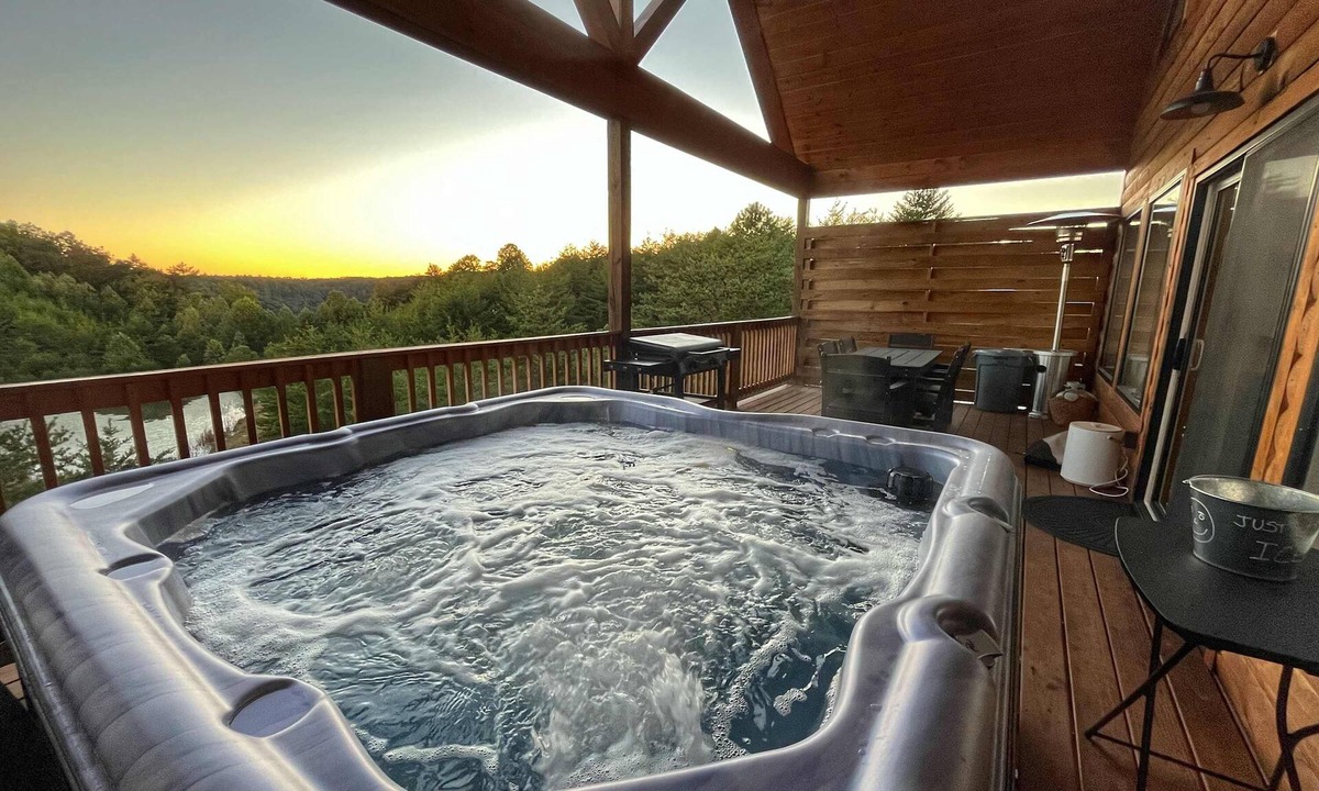 Rogers Cabin | Cozy Hollow | Private Pond | Hot Tub | Forest View | Private Fire Pit | 10 Min Drive to Natural Bridge State Park