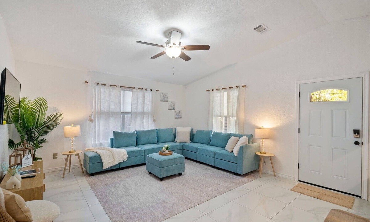 San Marcos House | Cozy Oasis in San Marcos TX, Modern, Pet Friendly, convenient Location, Sleeps 8