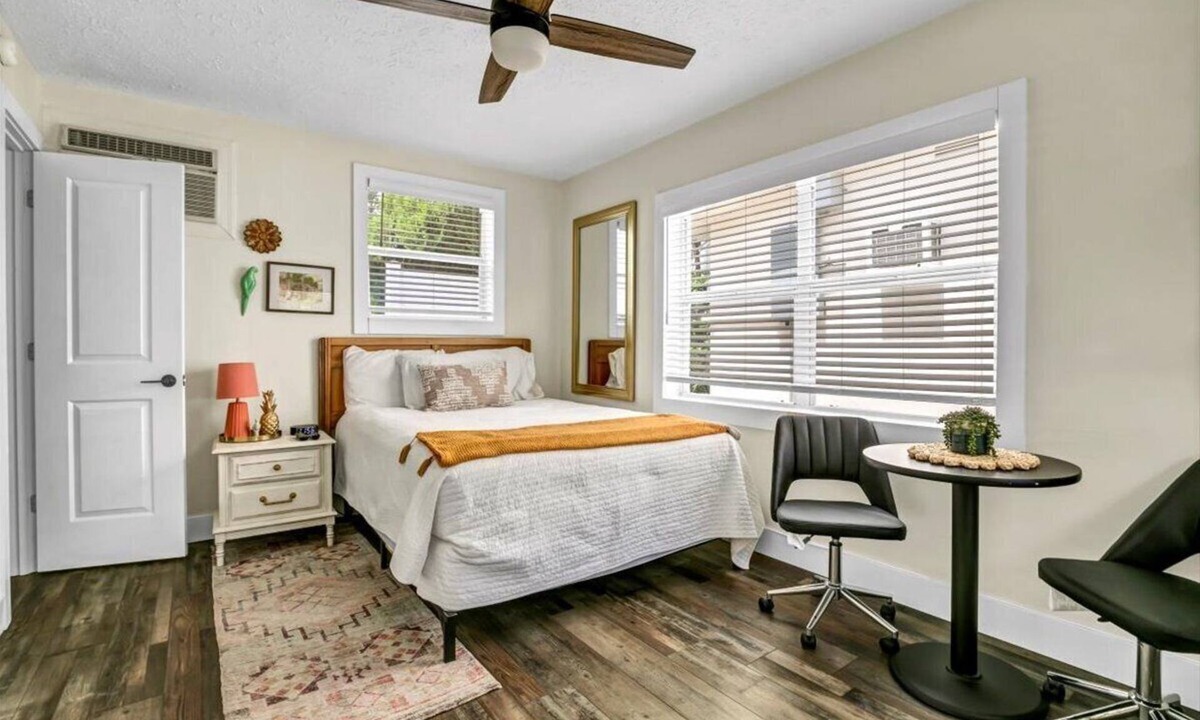 Safety Harbor Hotel | Cozy Queen Studio Walk to Dining & Shops