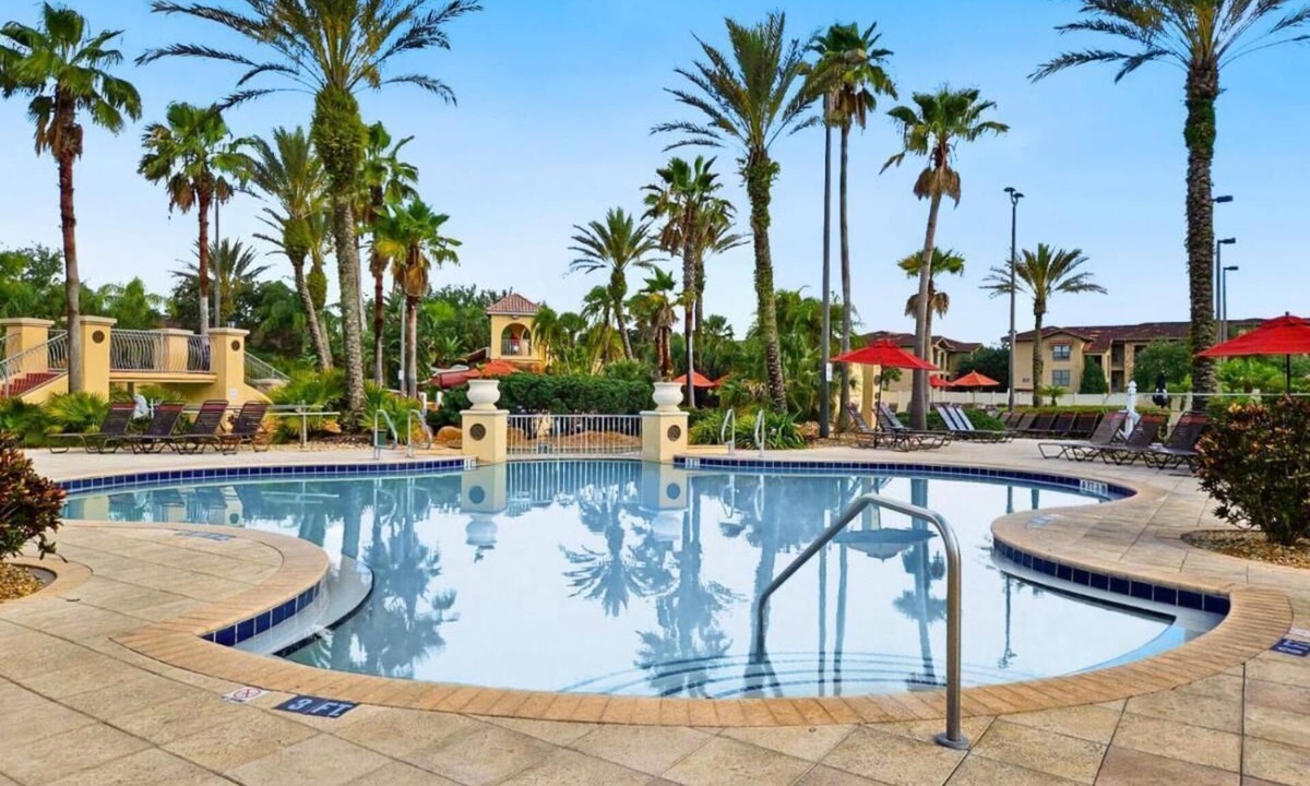 Regal Palms House | Cozy Retreat 4BR-walk to Resort's Lazy River,pools-12 miles to Walt Disney World