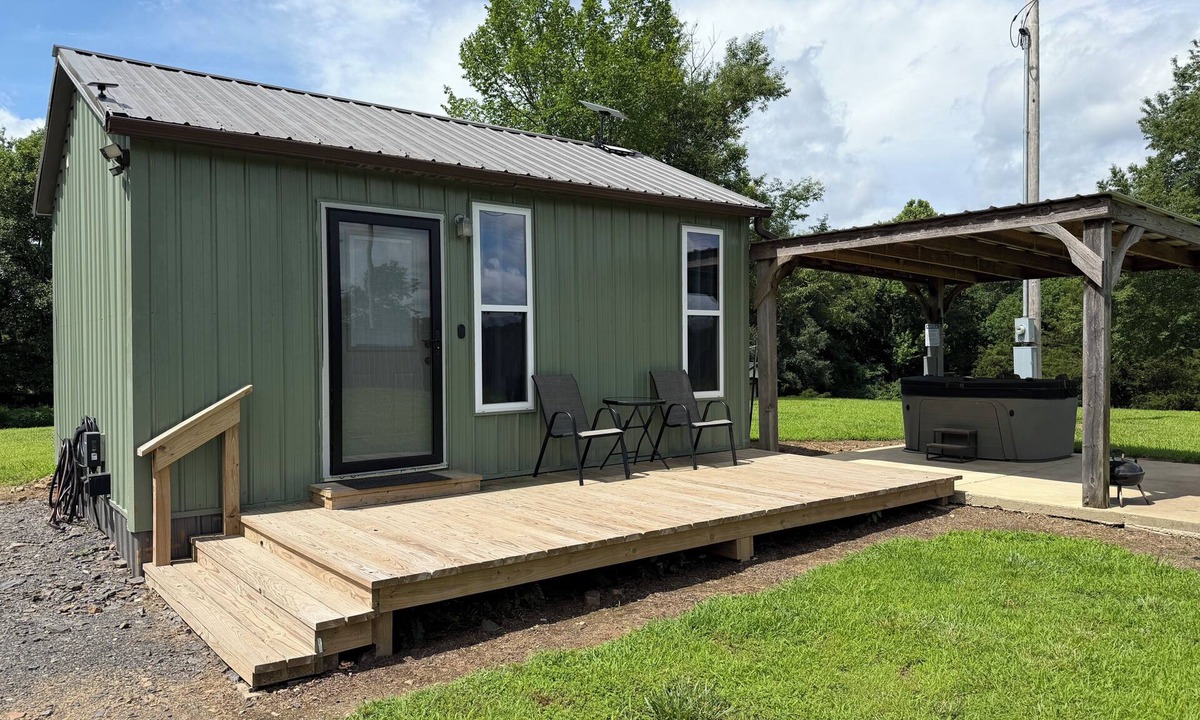 Hatfield Apartment | Cozy Retreat w/Hot Tub, Fire Pit & King Bed