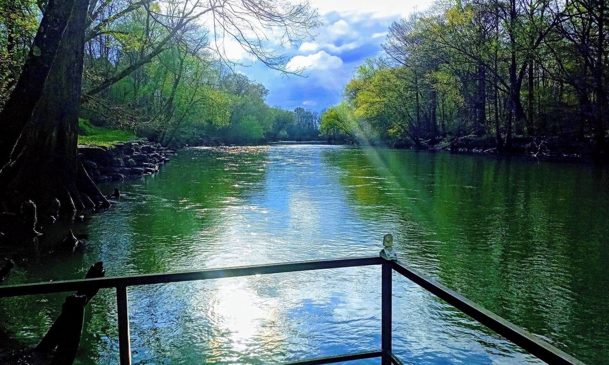 Pangburn Cabin | Cozy romantic cabin/1 bedroom right on the river great views Pangburn NO PETS