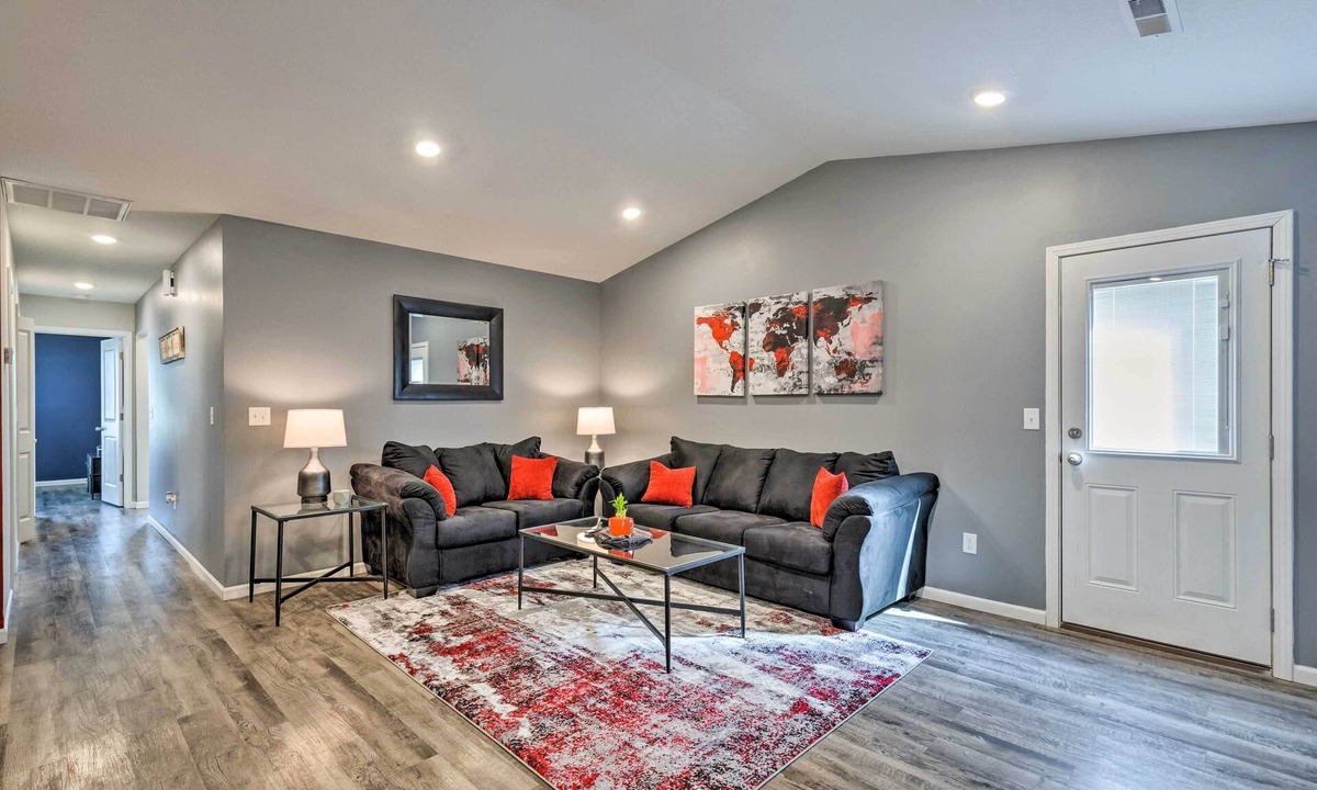 Park City House | Cozy Townhome w/Lake View ~ 10 Mi to Wichita