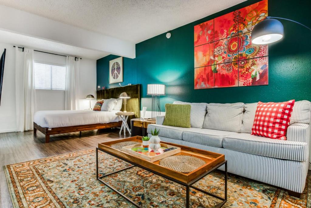 Barton Hills Apartment | CozySuites Studio Skyline Barton Creek #02