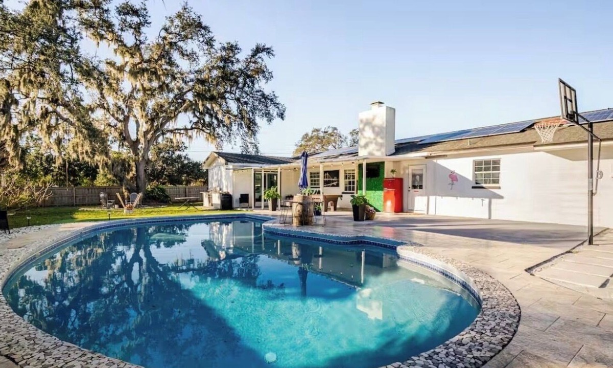 Brandon House | Delightful 4-bedroom house with pool in charming Brandon