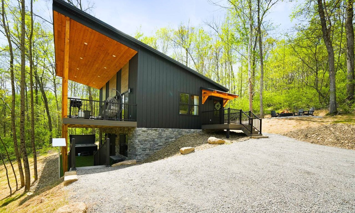 McArthur Cabin | Deuce on Goose | Hocking Hills, Hot Tub, Game Room