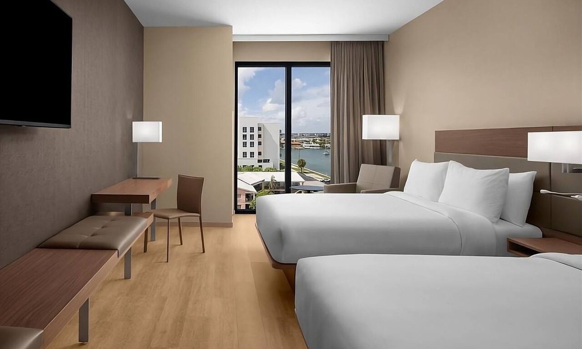Clearwater Beach Hotel | Double Room Perfect for Relaxation with Rooftop Pool and Poolside Lounger!