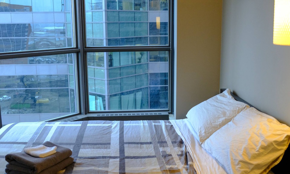 Victoria Park Condo | DOWNTOWN Luxury High-Rise Condo 2 BR / 2 BA Suite Next To BMO / Stampede Grounds