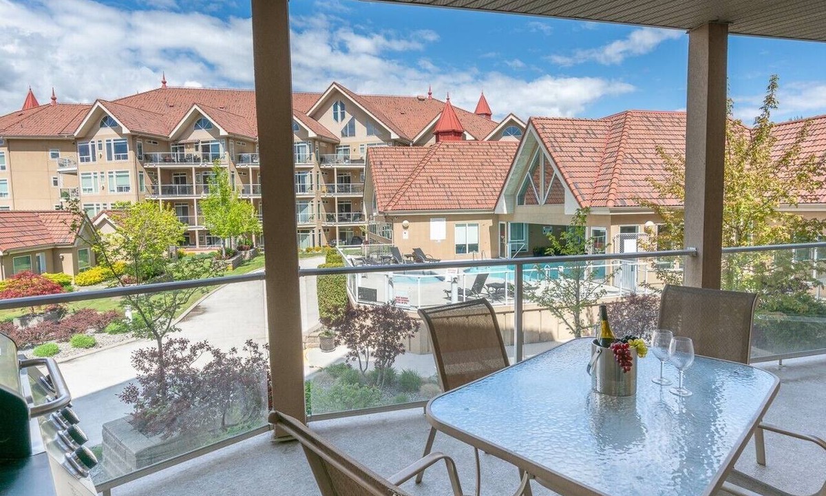 North End Apartment | Downtown Pool View 2 Bdrm 449 On The Lake