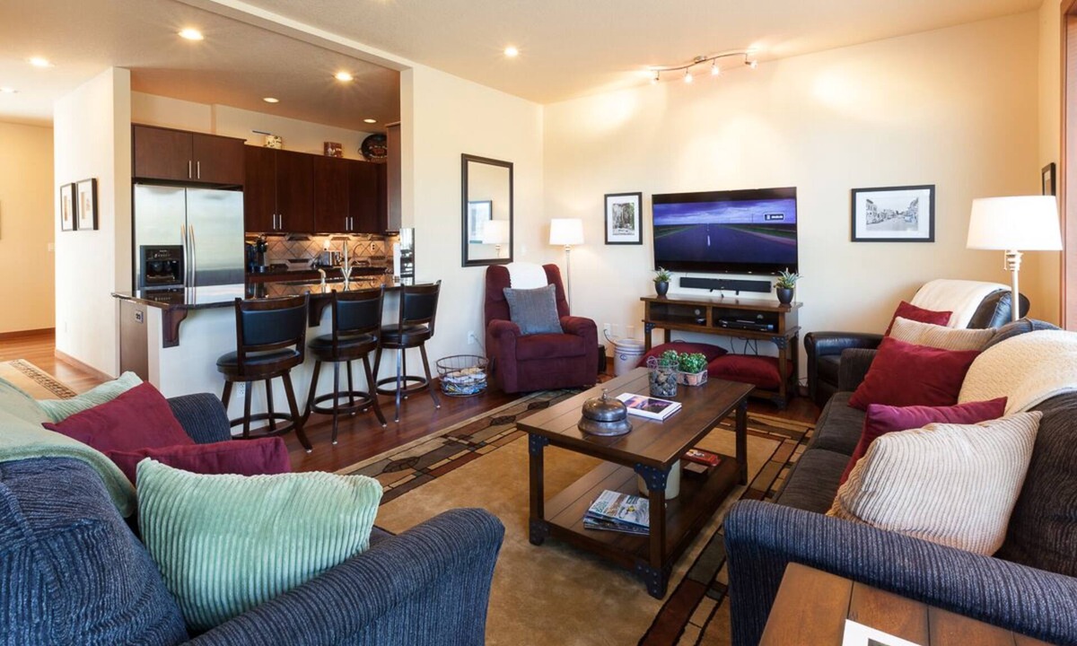 Hood River House | Downwinder - Hot Tub! A/C, Views, Minutes to Downtown