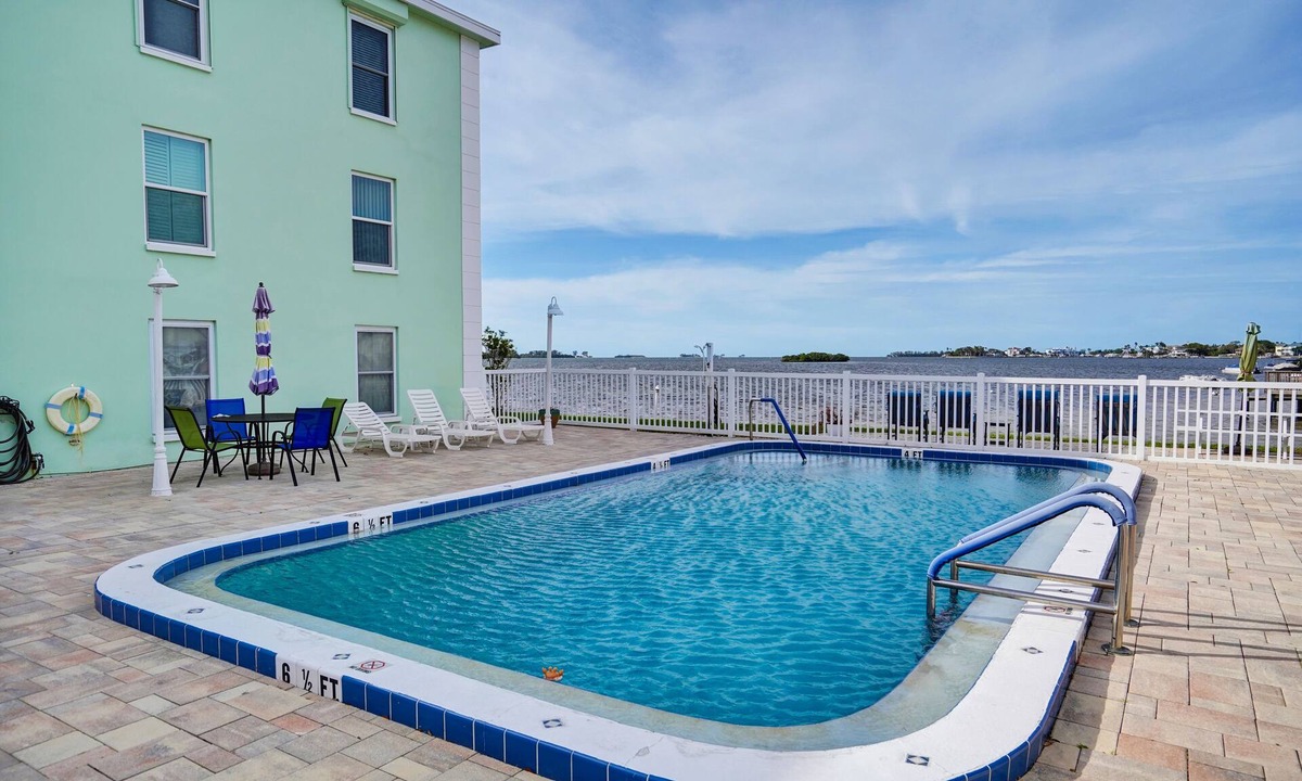 Dunedin Condo | Dunedin Causeway Honeymoon Caladesi Island 1/1 Pool 211