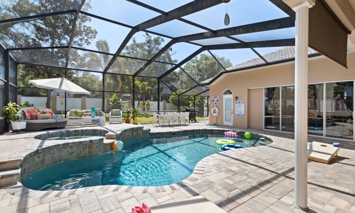 Dunedin Villa | Dunedin Lux 5BR Villa w/heated saltwater pool & spa, patio, putting green & BBQ