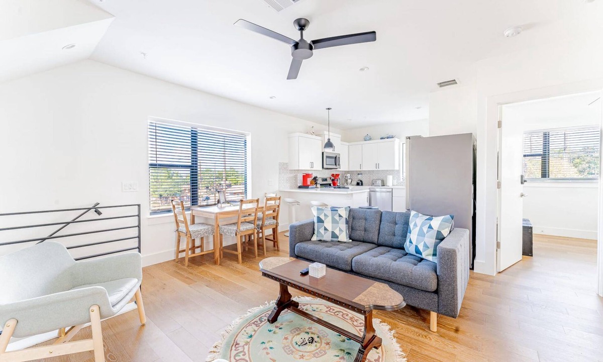 Blackshear-Prospect Hill Apartment | East Downtown 3BR Condo w Fast Wifi and Sleeps 8
