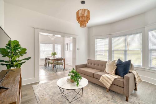 King House | Eclectic 2BR - Victorian Charm - Steps to Fun