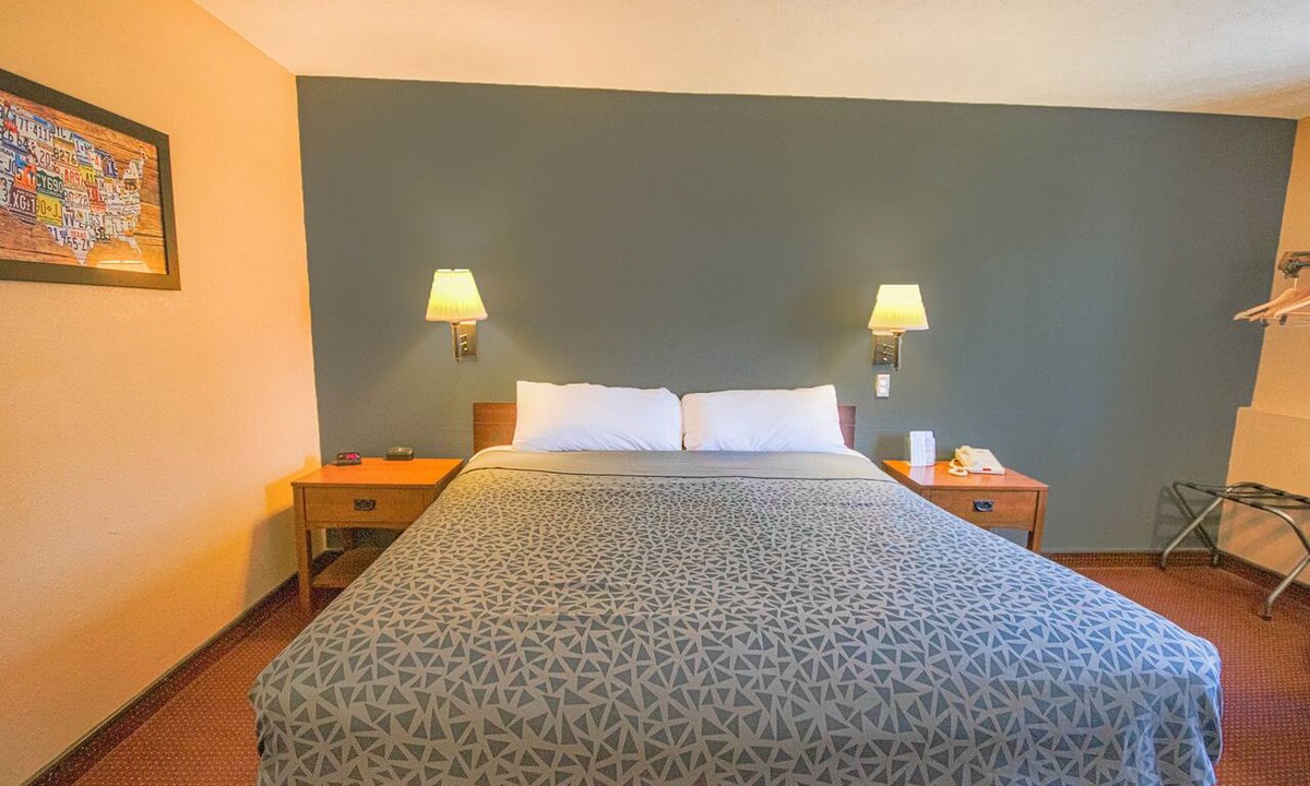 Grandview Plaza Hotel | Econo Lodge Junction City I-70 Near Fort Riley