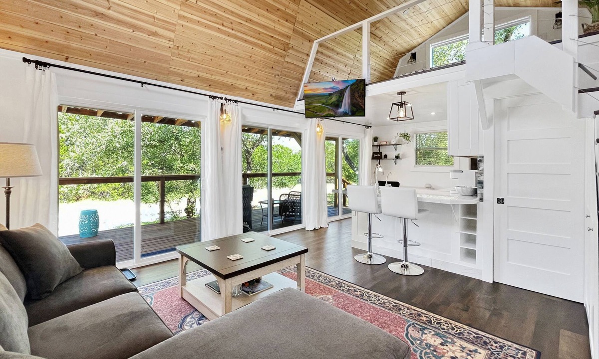 Canyon Lake Cabin | Elegant Country Cabin in Canyon Lake! Only 5 minutes from the lake and river!