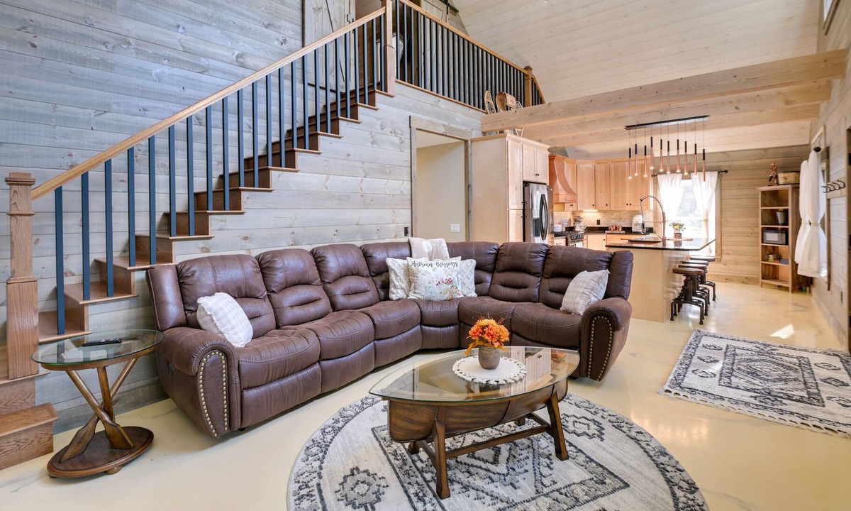 Newport Cabin | Elegant Newport Cabin w/Porch & Lake Access