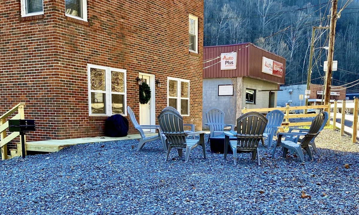 Stafford Apartment | Ellis Apartment at Main Street Lodging Gilbert, WV