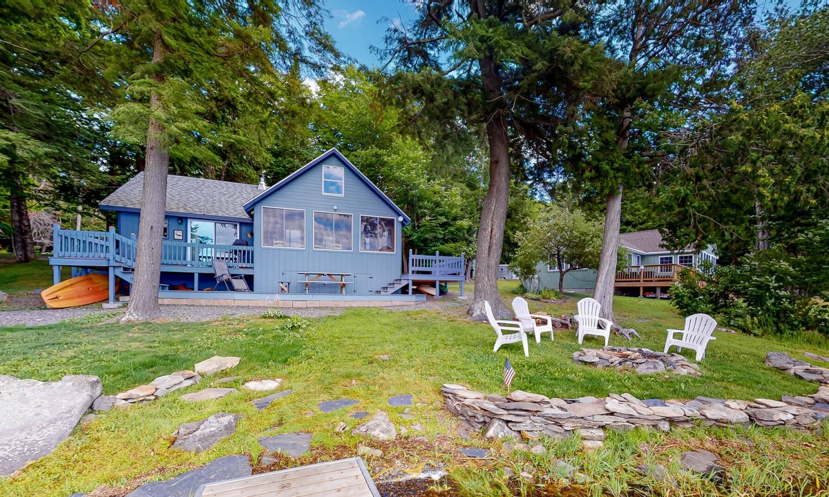 East Corinth Cottage | Enchanting lakeside cottage with dock, kayaks, firepit, fast WiFi & washer/dryer