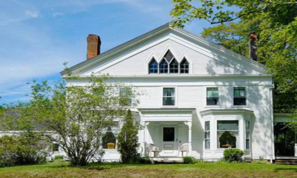 Newcastle House | Enjoy the spring with family and friends eating lobster dinners and oysters