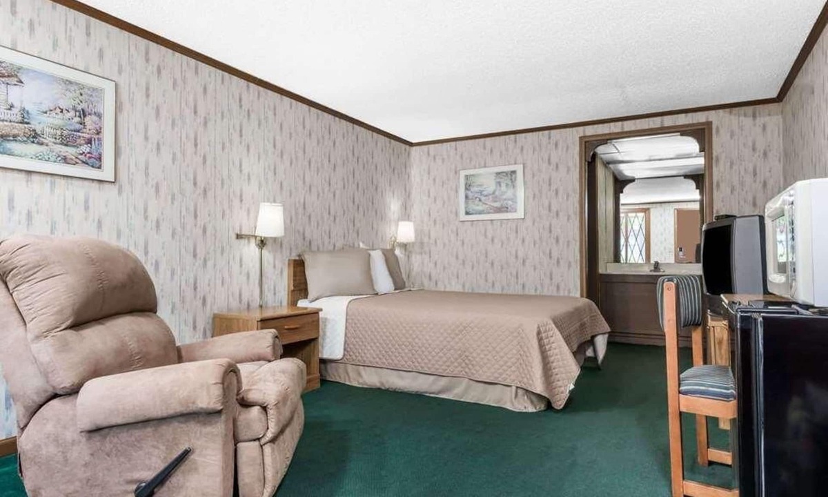 Summit Hotel | Enjoy Your Stay at Knights Inn Ashland! Pool, Picnic Area, Parking, WiFi