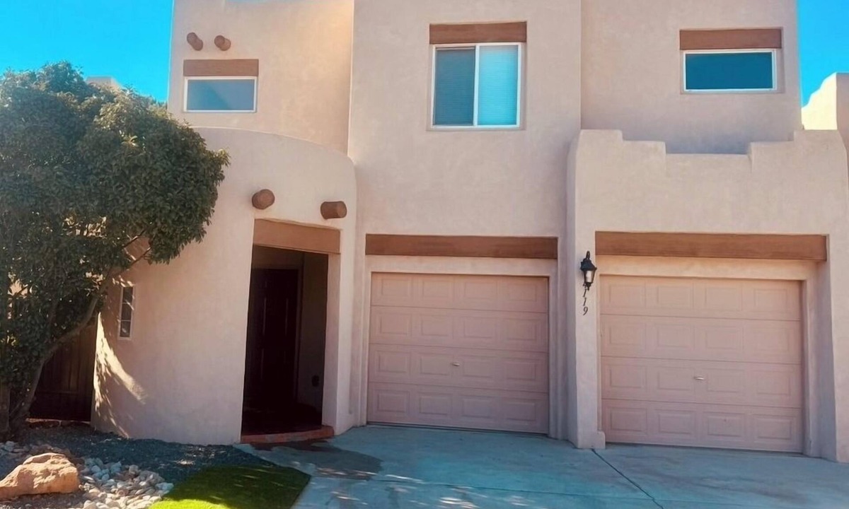 Westside House | Entire Home+Centrally Located+Near HWY+FREE WIFI+Pet Friendly+Putt Putt