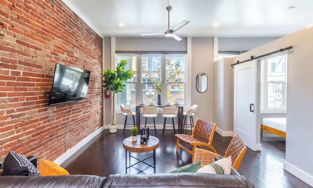 Gaslamp Quarter Apartment | Explore Gaslamp from Luxury 2br sleeps 5