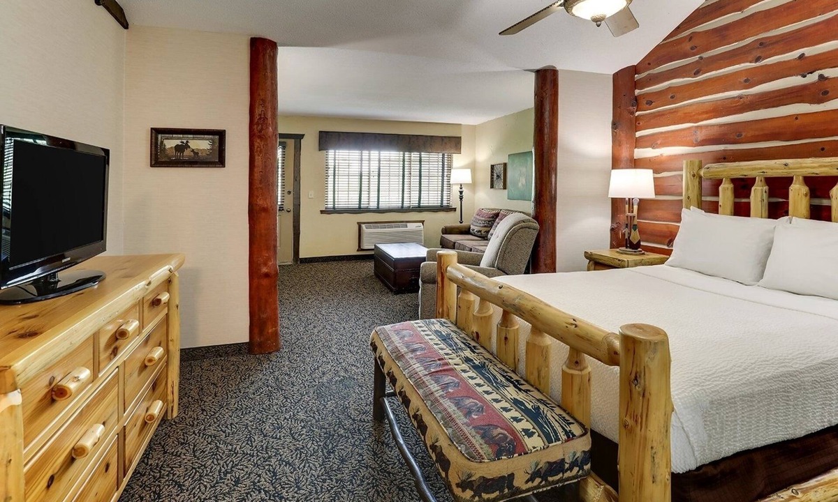 Onalaska Hotel | Extended Stay Queen Suite w/Kitchen & Pool | 5mi to Onalaska Omni Center