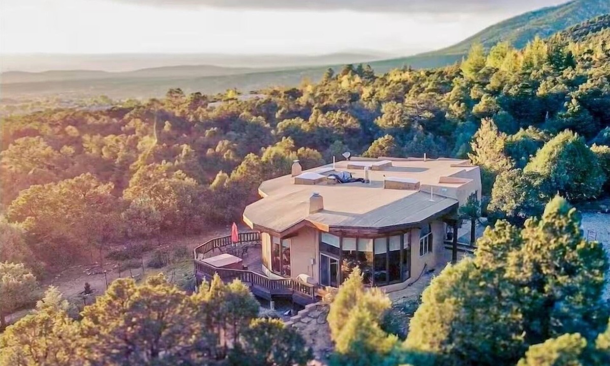 Arroyo Seco House | Family friendly adobe w/Hot Tub, 20 min to Taos Ski Valley - Hiking & Skiing