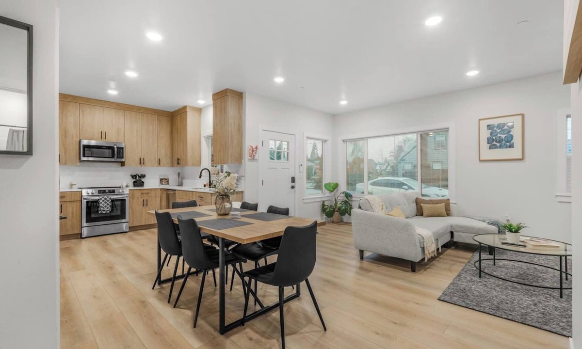 Lincoln House | Family Vacation Getaway - Lovely Downtown Home