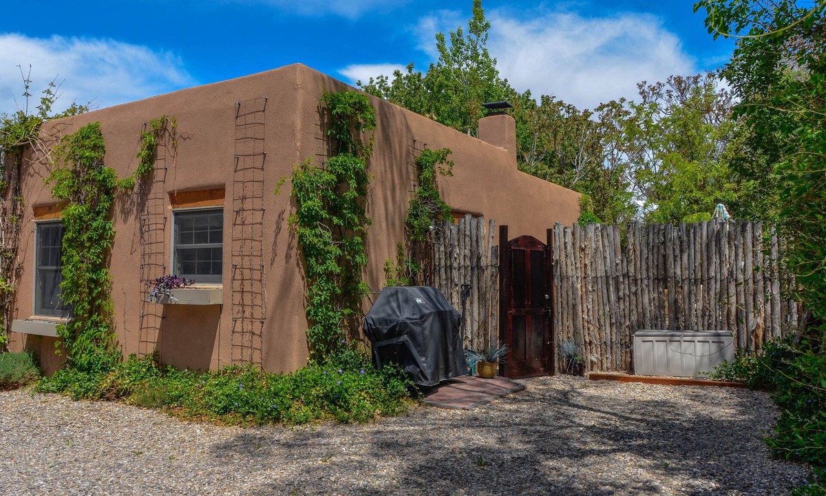 Downtown Santa Fe Cottage | Favorite Downtown Adorable Adobe ~ 10 min walk to Plaza