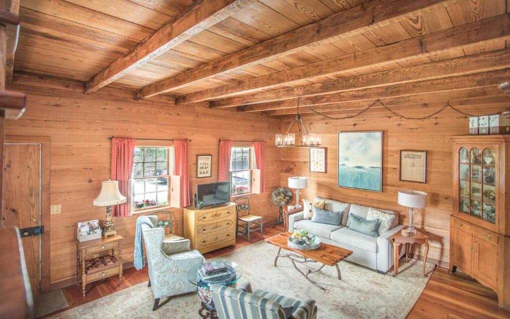 Historic District - North House | Freeman's Cottage by Lucky Savannah