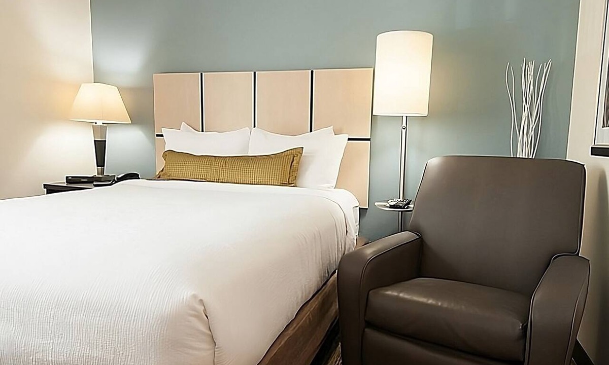 Anaheim Resort Hotel | Full Kitchen Suite & Short Drive to Disneyland resort | Pets are Welcome!