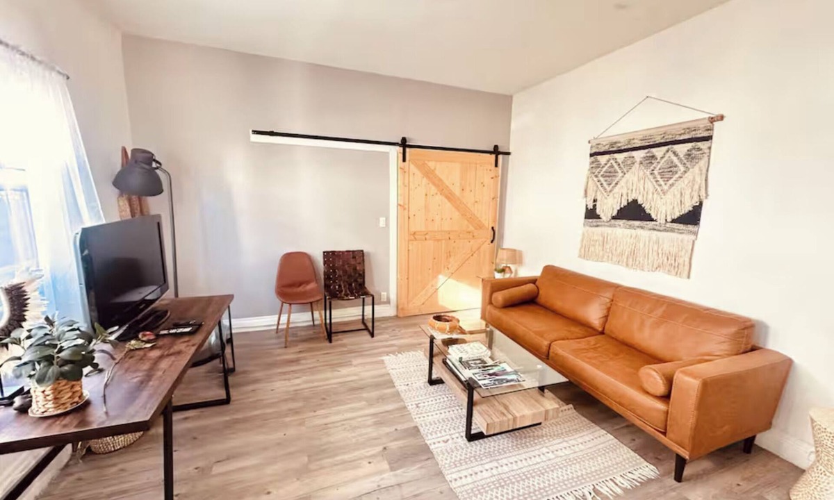 Pico-Union Apartment | Fully Loaded Separate Entrance 1 Bed + Bonus Rm near Downtown- Sun Flooded