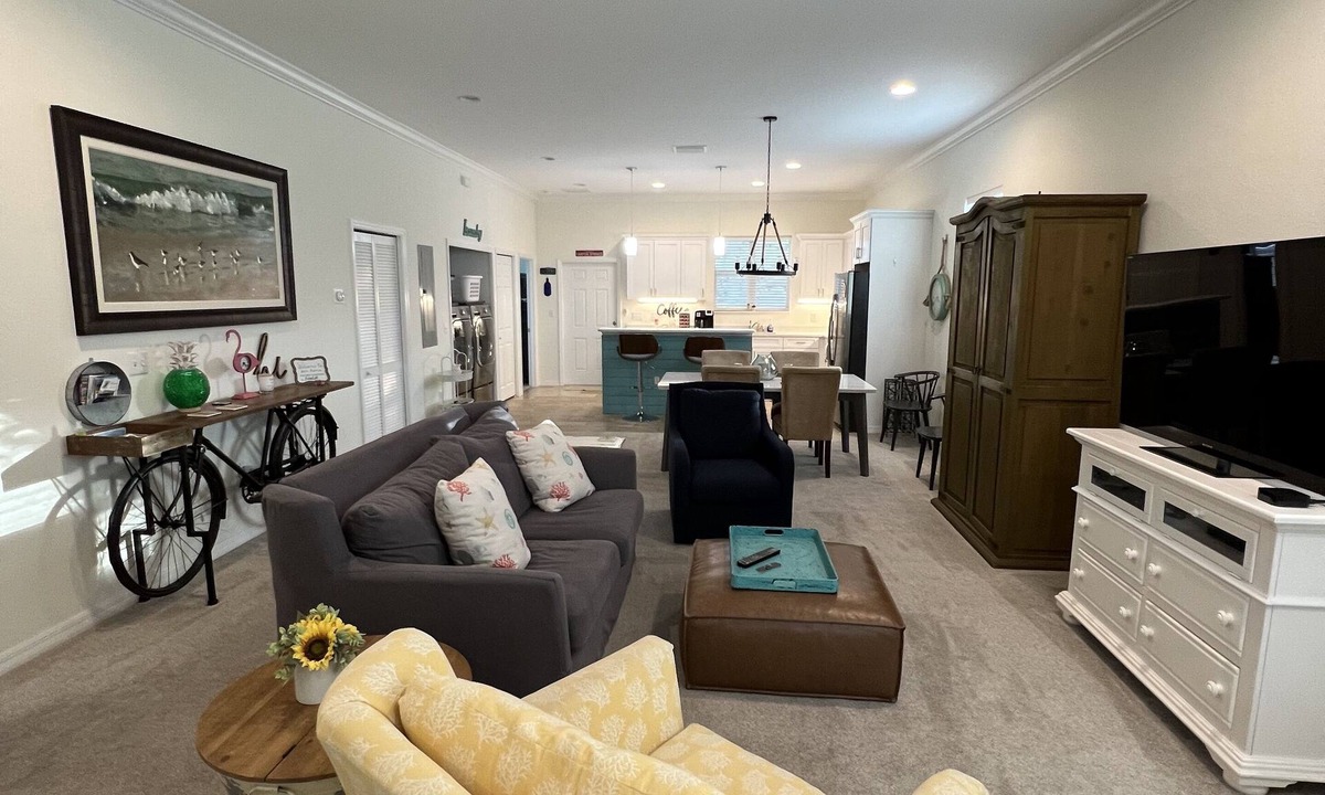 Tarpon Springs House | Fun location, walking distance to docks, new pickleball courts, near by beaches