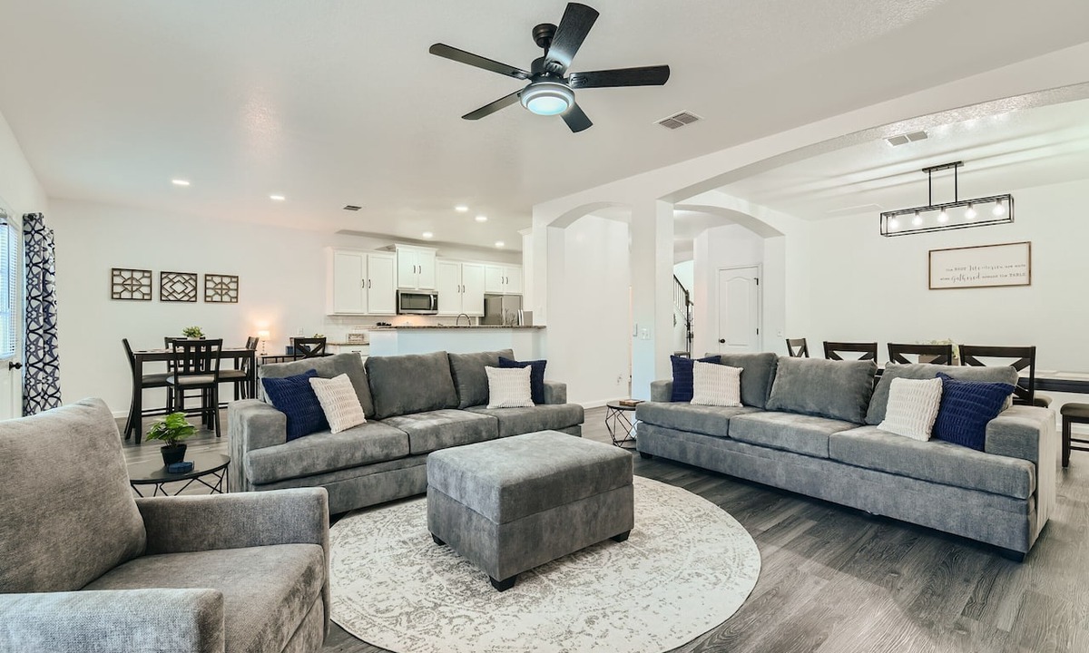West San Antonio House | Gathering Place 4BR Lackland BMT Seaworld < 4.5mi