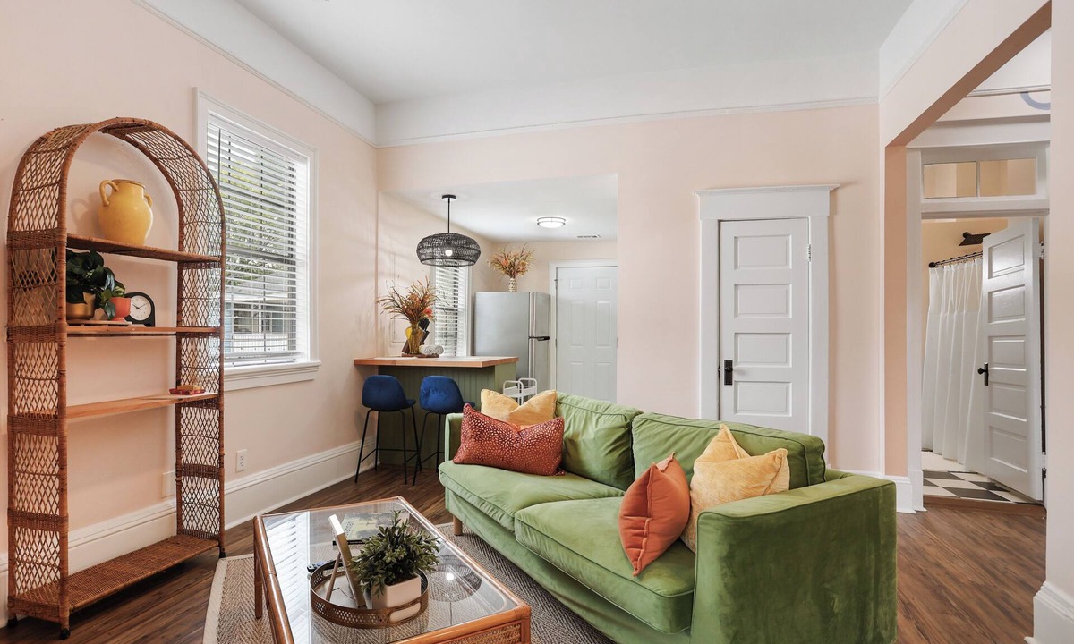 Cann Park Apartment | Georgia Peach Apt Retreat, Walk to SCAD + Starland, 10 Minutes from Downtown