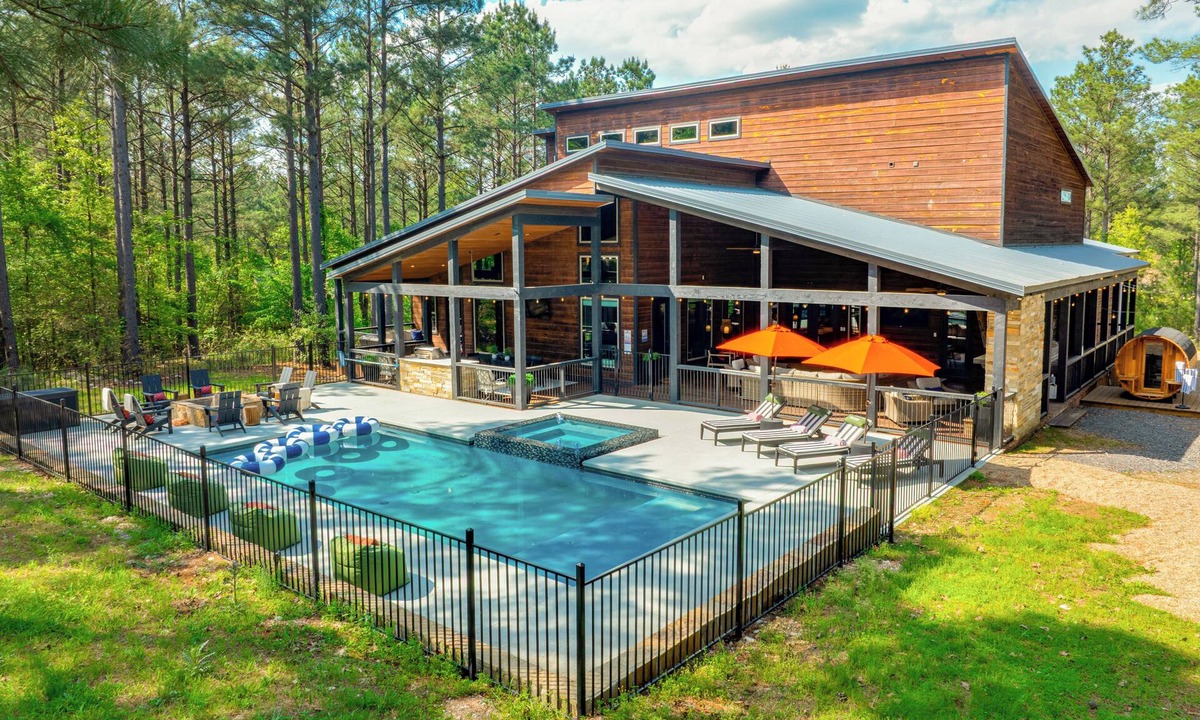 Hochatown House | Golf Simulator, Pool, Hot Tub, Sauna, Gym, Playground, Theater- Sleeps up to 30