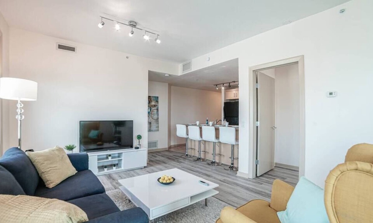 Victoria Park Condo | Gorgeous 2bd Condo Patio Gym Parking Coffee